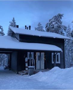 a house with snow on top of it at Ylläs Fell Inn in Äkäslompolo