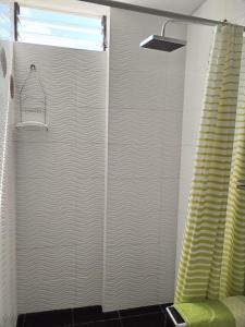 y baño con ducha y cortina de ducha. en Hotel Quilla House 2, en Urubamba