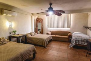 um quarto com 2 camas e uma ventoinha de tecto em Departamento GRANDE con 2 recamaras con aire 5 camas wifi 115mb, cocina .Cochera techada, #4 em Ciudad Valles