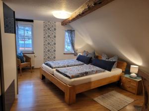 Llit o llits en una habitació de Im alten Rathaus