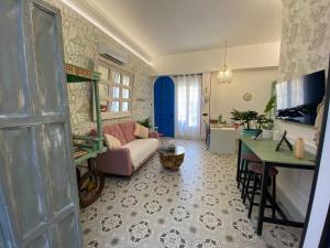 - un salon avec un canapé et une table dans l'établissement Apartamento Jema El Bajondillo, à Torremolinos