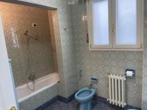 łazienka z wanną, toaletą i umywalką w obiekcie B&B Taranto Centro w mieście Tarent