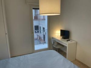 sypialnia z łóżkiem i biurkiem z komputerem w obiekcie B&B Taranto Centro w mieście Tarent
