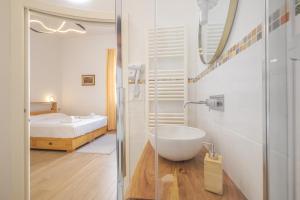 La salle de bains est pourvue d'un lavabo blanc et d'un lit. dans l'établissement Casaldo's rooms, à Florence