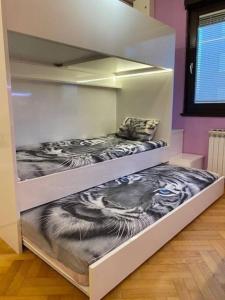 Habitación con 3 literas en una habitación en Self check-in studio with Wi-Fi and parking place en Zagreb
