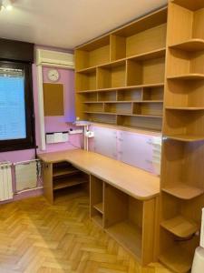 Habitación con escritorio en una habitación con estanterías en Self check-in studio with Wi-Fi and parking place en Zagreb