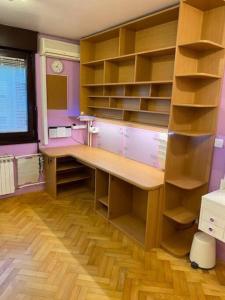 Habitación con escritorio con estanterías y ventana. en Self check-in studio with Wi-Fi and parking place en Zagreb