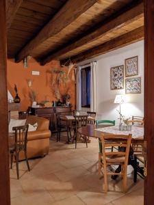 a living room with a table and chairs at Casale Boschi - Rifugio di Pianura in Cotignola