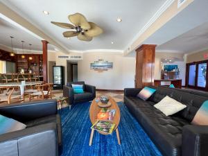 a living room with a couch and a table at Victoria Park Hotel in Fort Lauderdale