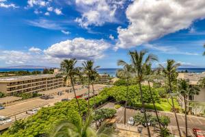 ワイレアにあるKihei Akahiのヤシの木が植わるリゾートの空中ビュー