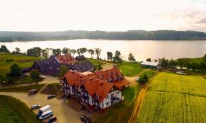 eine Luftansicht eines Hauses mit einem Fluss im Hintergrund in der Unterkunft "U Chłopa" Kompleks Wypoczynkowo-Konferencyjny in Chmielno