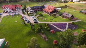 Luftaufnahme eines Hauses mit im Hof geparkten Autos. in der Unterkunft "U Chłopa" Kompleks Wypoczynkowo-Konferencyjny in Chmielno + 52 Fotos