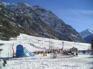 un grupo de personas en una pista de esquí cubierta de nieve en Mont Gelé, en Ollomont