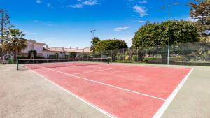 Tenis alebo squash v ubytovaní Fancy 2BR in Golden Mile close to the beach alebo jeho okolí