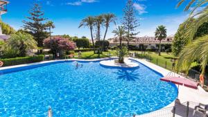 Bazén v ubytovaní Fancy 2BR in Golden Mile close to the beach alebo v jeho blízkosti