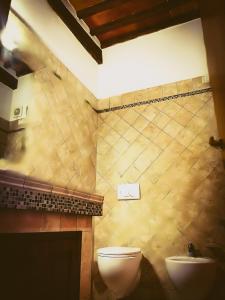 uma casa de banho com um WC e um lavatório em La Dormeuse em Lucignano