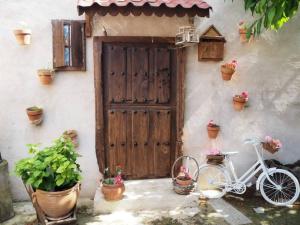 ein Fahrrad, das vor einem Gebäude mit einer Tür geparkt ist in der Unterkunft Casa Rural El Guindo in Avila