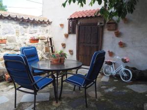 una mesa y sillas en un patio en Casa Rural El Guindo, en Ávila