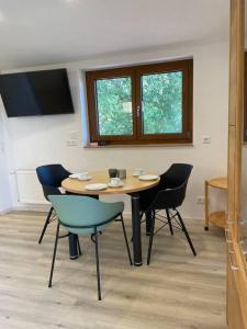 een eetkamer met een tafel en stoelen bij Blumenhof - ERHOLUNG PUR, traumhafte Aussicht in Zell im Wiesental