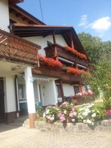 een huis met bloemen erop bij Blumenhof - ERHOLUNG PUR, traumhafte Aussicht in Zell im Wiesental