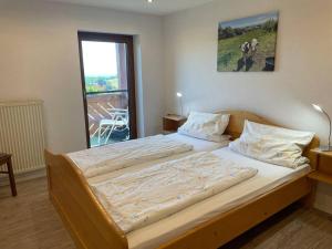 1 dormitorio con 1 cama grande en una habitación en Blumenhof - ERHOLUNG PUR, traumhafte Aussicht en Zell im Wiesental