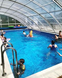 un groupe de personnes dans une piscine dans l'établissement Dom Wczasowy Rudnik z basenem, sauną i banią, à Władysławowo