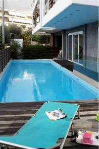 Bazén v ubytování The Love suite 1 Athens Riviera nebo v jeho okolí
