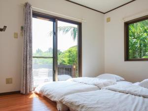 TōzatoにあるKāchibai - Vacation STAY 21657vの大きな窓付きの客室で、ベッド2台が備わります。