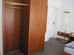 a closet in a bedroom with a wooden cabinet at Landhaus Flughafen Messe in Freiroda