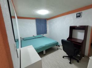 Habitación pequeña con cama, escritorio y silla. en Cerca de Polanco y Anzures frente a torre de Pemex, en Ciudad de México