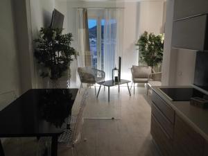 kuchnia i salon ze stołem i krzesłami w obiekcie Live Home Rooms w mieście Villasimius