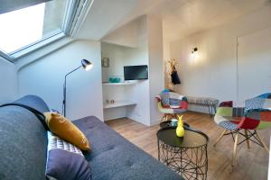 Televízia a/alebo spoločenská miestnosť v ubytovaní La lucarne au centre ville avec parking privé et ascenseur