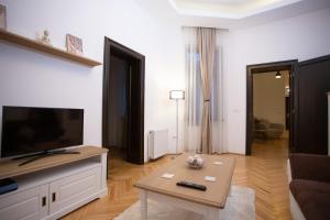 een woonkamer met een televisie en een salontafel bij Heart of the city in Braşov