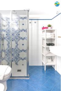 uma casa de banho com um chuveiro e um WC. em Casamare em Amalfi