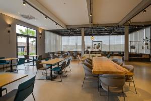 a restaurant with tables and chairs and windows at Slaviero Hotel Ponta Grossa in Ponta Grossa +81 photos