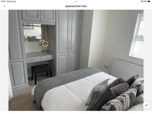 Postel nebo postele na pokoji v ubytování The Hilton Suite