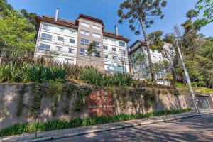 um edifício ao lado de uma rua em Glamour - Stay House Temporada em Gramado