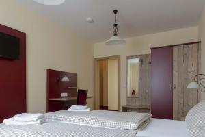 1 dormitorio con 2 camas individuales y espejo en Echinger Hof bei München, en Eching