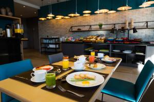 ポンタ・グロッサにあるSlaviero Ponta Grossaのレストランの朝食用テーブル