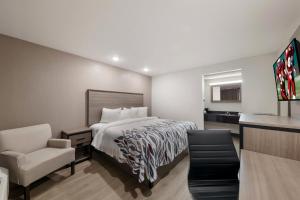 Tempat tidur dalam kamar di Red Roof Inn & Conference Center McKinney