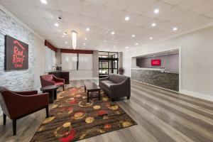 um átrio com uma sala de espera com cadeiras e uma mesa em Red Roof Inn & Conference Center McKinney em McKinney