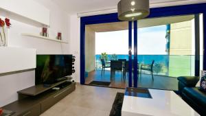 Televízia a/alebo spoločenská miestnosť v ubytovaní Apartamento Sea Senses