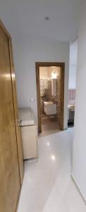Habitación blanca con cocina y puerta en Riadh Andalous: Superbe S+2, en Ariana