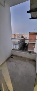 een lege kamer met uitzicht op een gebouw bij Riadh Andalous: Superbe S+2 in Ariana