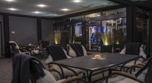 een eetkamer met een tafel en stoelen en een winkel bij Hotel Polo in Prešov