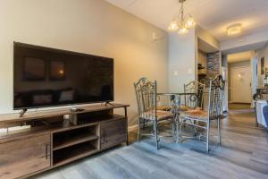Μια τηλεόραση ή/και κέντρο ψυχαγωγίας στο Family Bear Condos, Full King Suite, Kitchen, Pool Access Unit 103