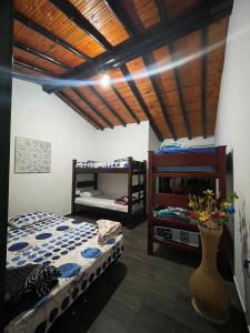 基姆巴亞的住宿－Karey，一间卧室设有两张双层床和木制天花板。