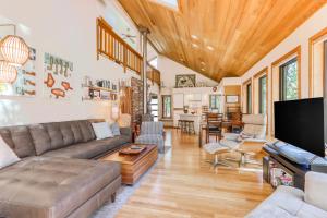 a living room with a couch and a tv at Sisters Tollgate Retreat with Hot Tub & WiFi in Sisters