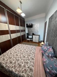 Postel nebo postele na pokoji v ubytování Jedności Hostel + 3 fotografie