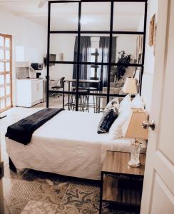 um quarto com uma cama grande e uma mesa em Loft Fabio em Aguascalientes